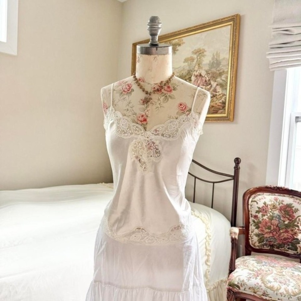 white lace trim cami victorias secret fits like a medium 90s - Picture 2 of 4